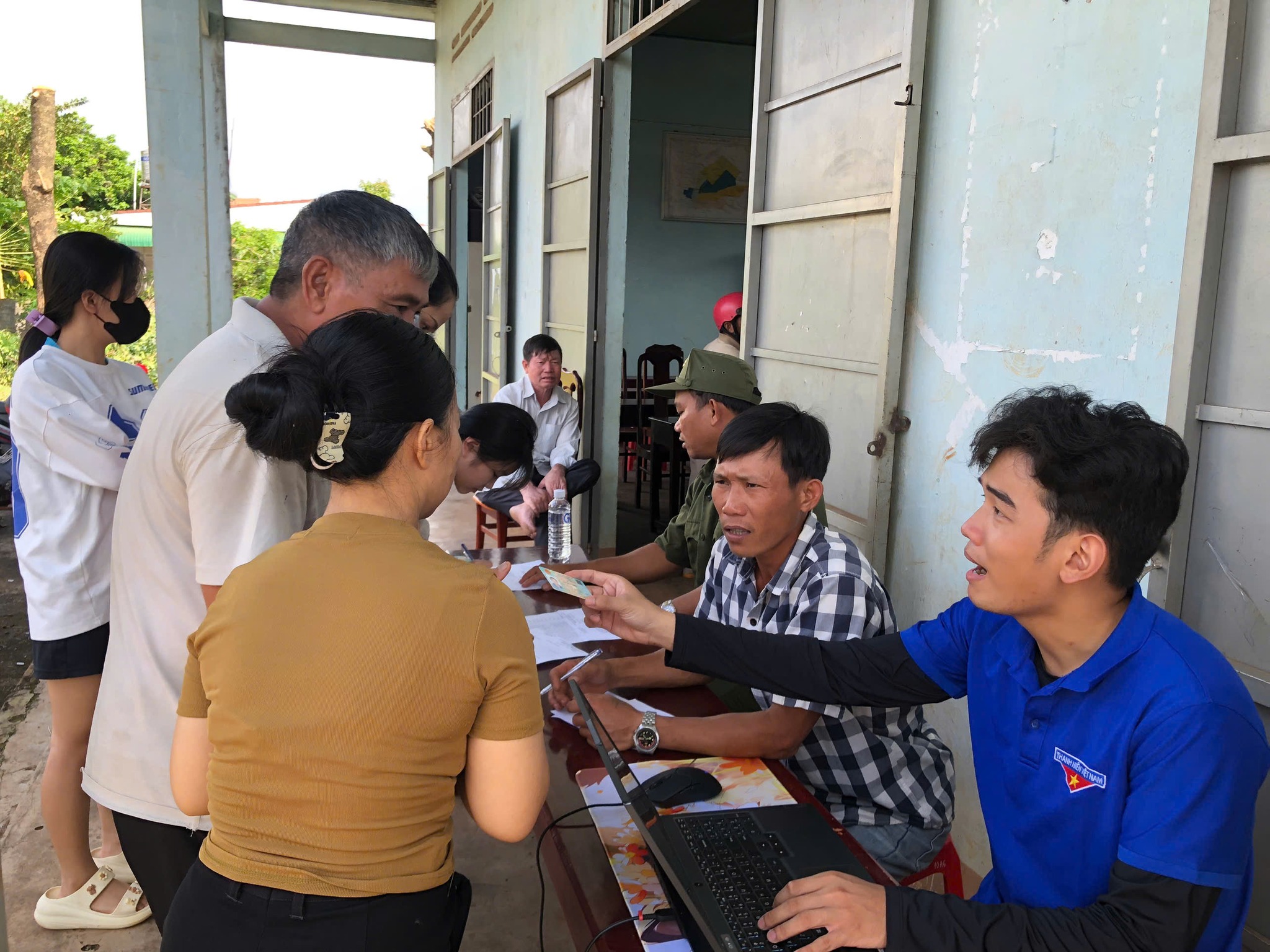 Xã Quảng Phú huy động cả hệ thống chính trị tôp3 chức cấp phát quà 02-09 cho Nhân dân.